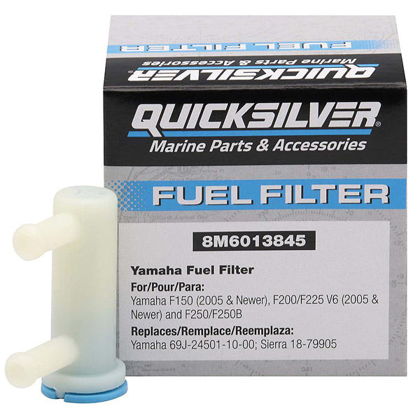 Quicksilver brændstoffilter monteret på en bådmotor, med tydelig label.