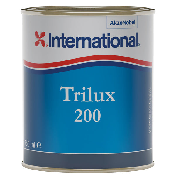 International Trilux 200 hvid bundmaling på en malerpensel