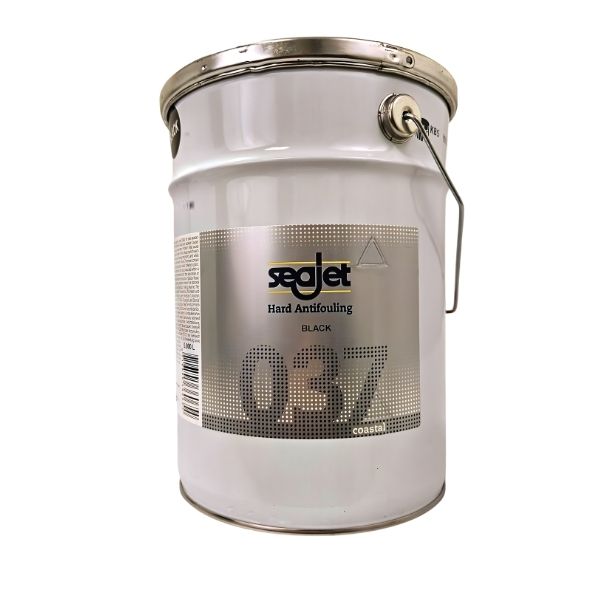 Rød SeaJet 037 Hard Racing bundmaling i 5L dunk, anvendt ved bådklargøring.