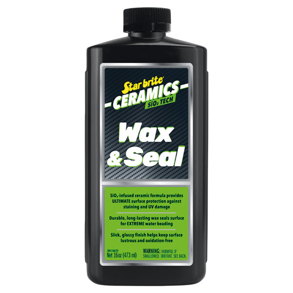 Star Brite Ceramic Sealant Wax i en 500 ml flaske, står på en bådplatform.