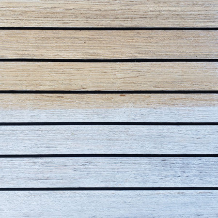 Star Brite Teak cleaner anvendt på teakdæk, effektiv bådpleje.