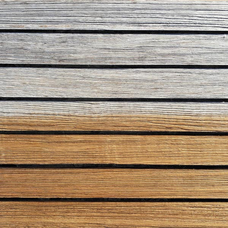 Anvendelse af Star Brite Premium Gold Teak Olie på en teakbådplade.