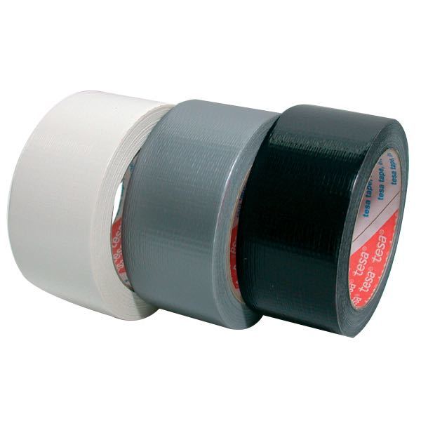 Tesa universaltape rullet ud på en glat overflade