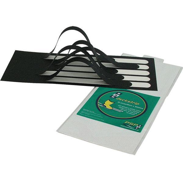 Sort anti skrid strip fra PSP, 19mm x 300mm, monteret på dækket af en båd.