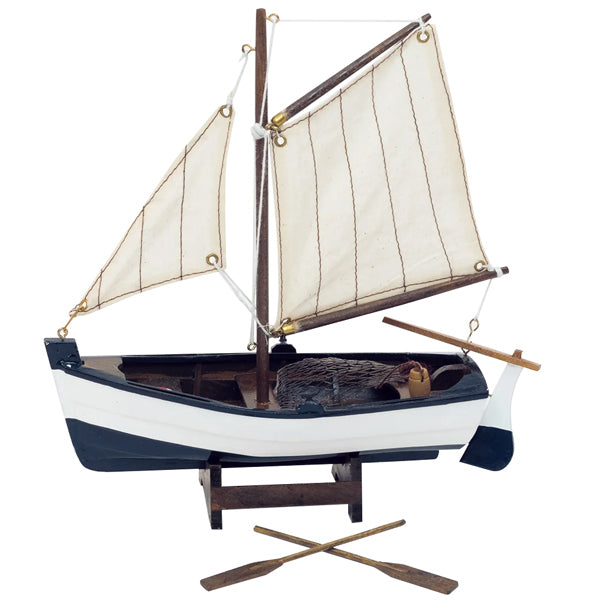 SeaTec modelsejlskib med åre, set fra siden på en bordflade.