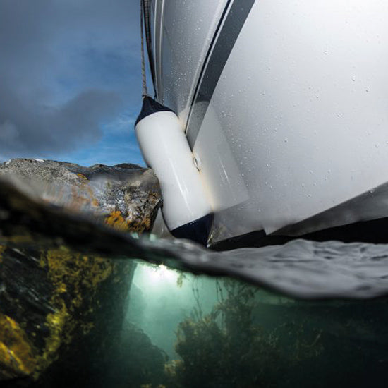Polyform F01S fender med fokus på detaljerne