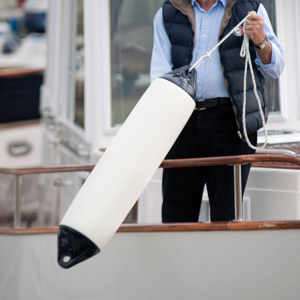 Polyform F01L fender installeret på båd i blidt bølgeskvulp