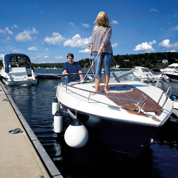 Polyform F1 fender i brug ved kajen, beskytter båden mod skader