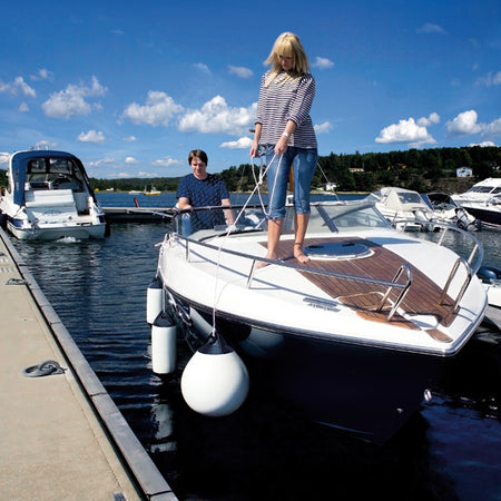 Polyform A1 jordbær fender monteret på båd