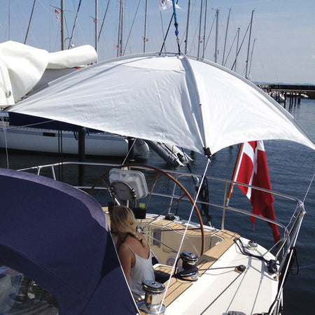 Hvidt solsejl fra SeaTec monteret i bådens cockpit.
