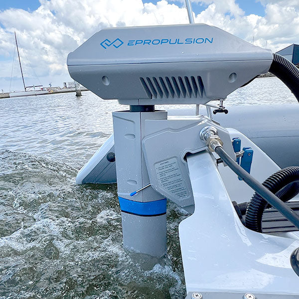 Bagsiden af Epropulsion Navy 3.0 EVO med tilslutninger