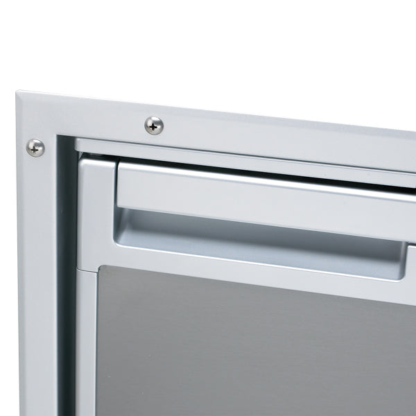 Detalje af Dometic Coolmatic ramme set fra siden