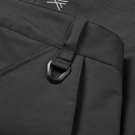 Gill OS33SH Coastal Shorts i sort, bådunderlag som baggrund og i brug