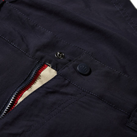 Gill UV Tec shorts i navy tæt på, fremhæver syninger og lommer.