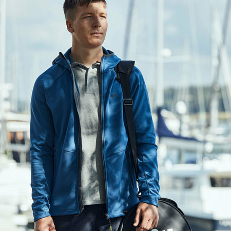 Gill 1101 Dart Hoodie i brug på båd, bådmand bærer den
