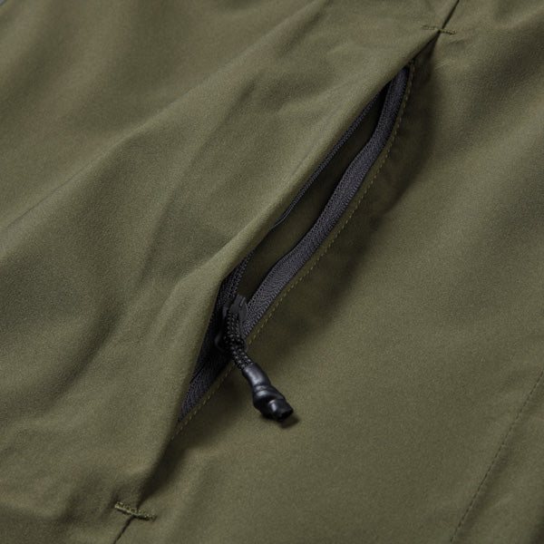 Gill sejlertøj hængende på båden i naturmiljø